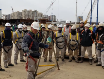 施工監理負責建筑高空作業人員防墜器的佩戴情況