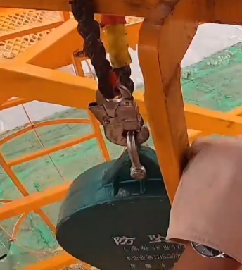 塔吊工人怎么使用鋼絲繩防墜器