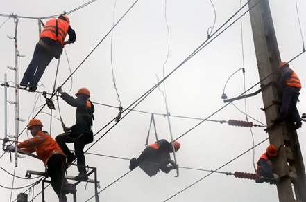 鐵路維管段工人佩戴高空安全帶完成軟橫跨更換工作